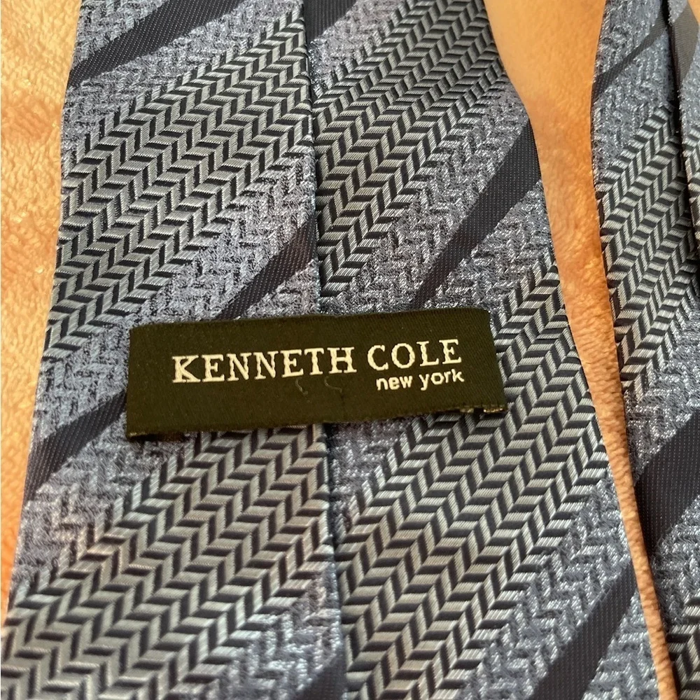 Kenneth Cole Blue and Gray Patterned Tie